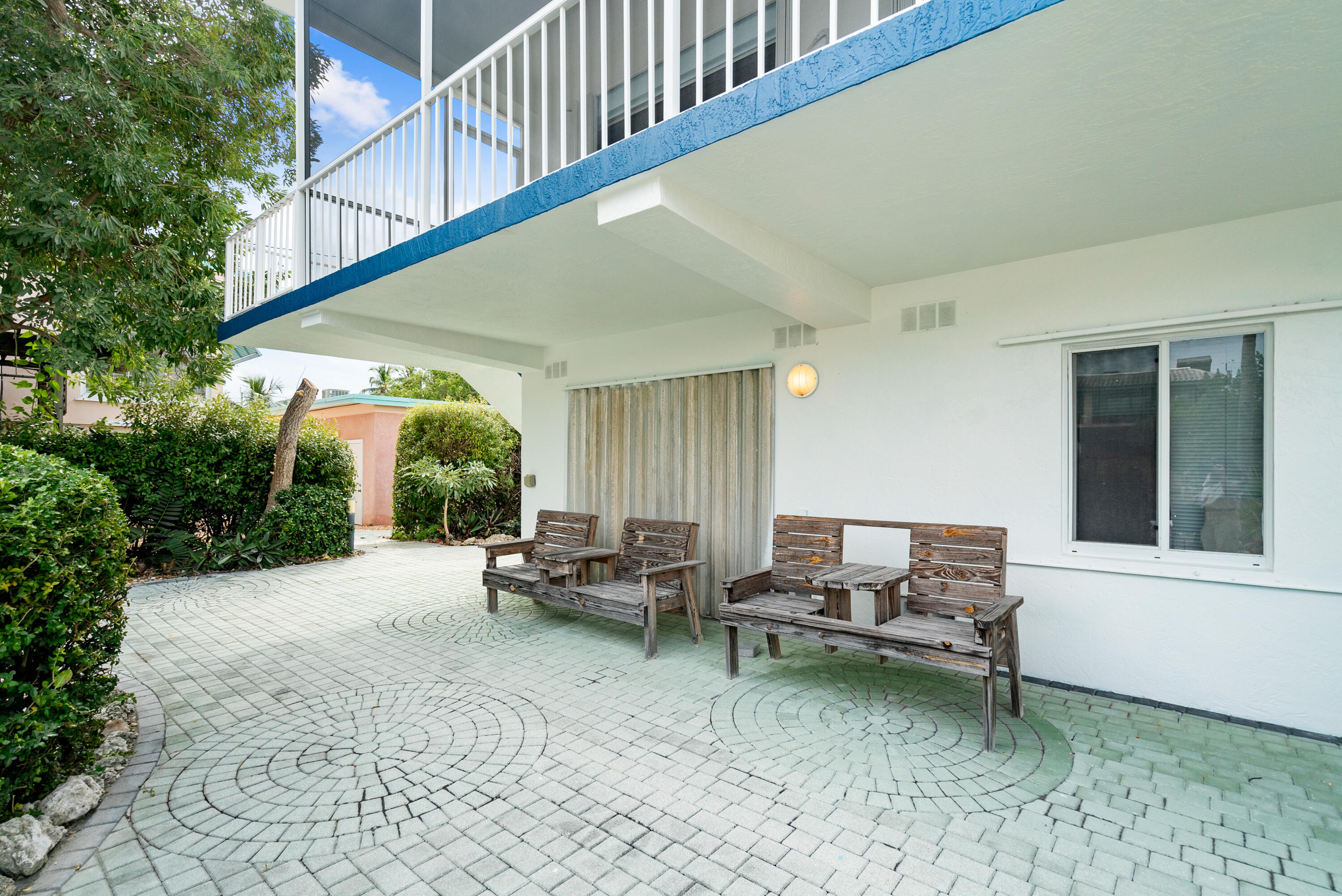 311 Buttonwood Circle Key Largo, FL 33037 - Photo 10 of 38 a living room with furniture and a yard