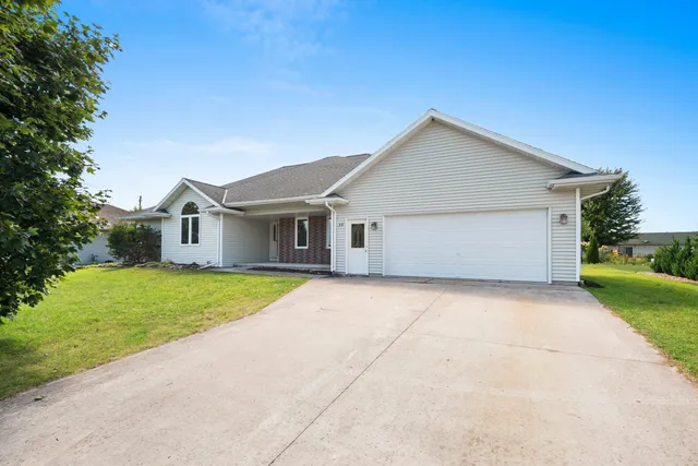 $424,900 | 33 North Ashland Avenue, Sturgeon Bay, WI 54235