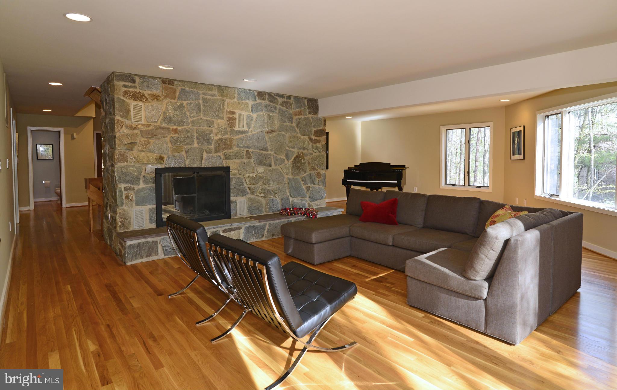1596 North Village Road Reston, VA 20194 - Photo 12 of 29 Living Room