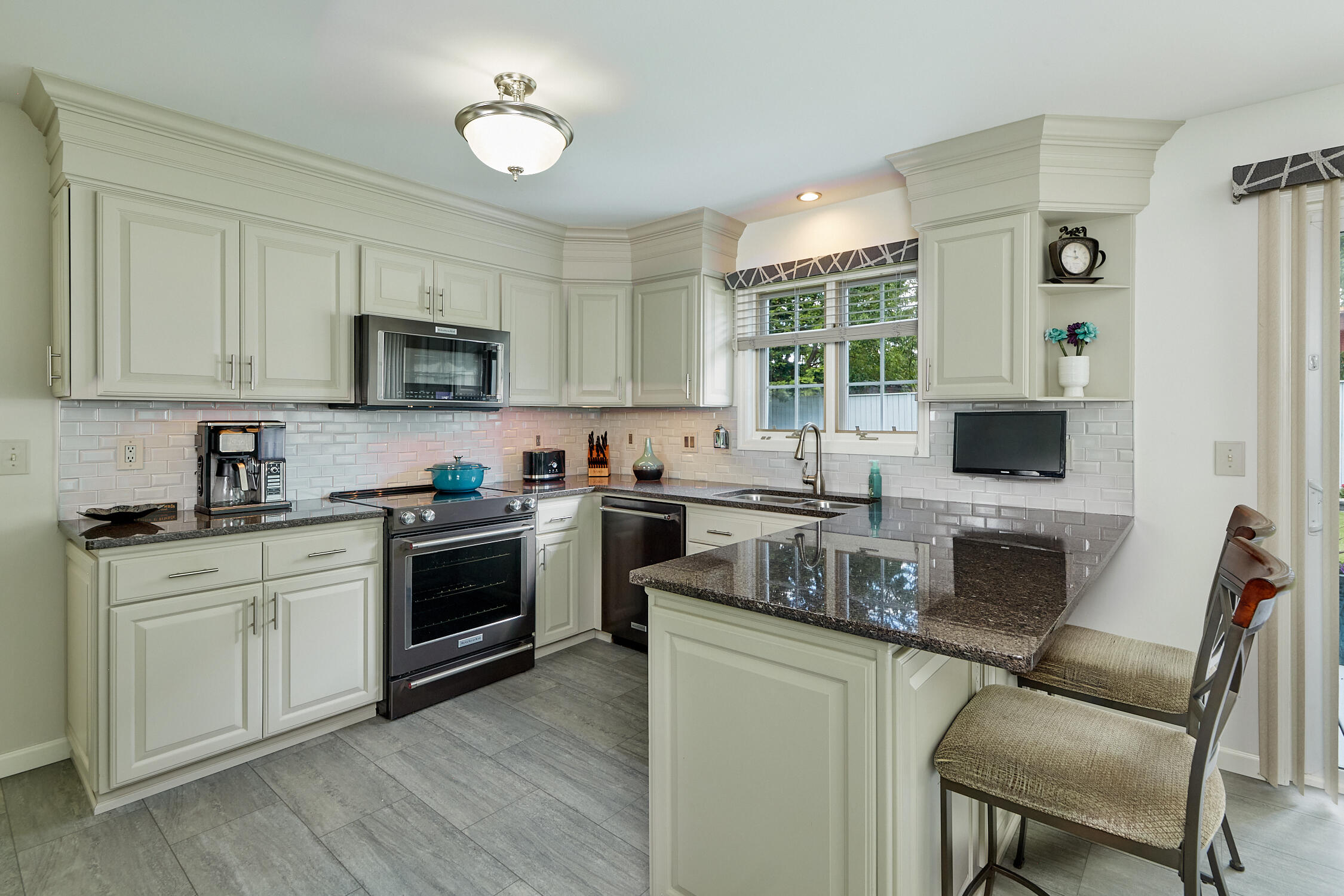 14 Virginia Street Racine, WI 53405 - Photo 8 of 29 Kitchen w/ Breakfast Bar