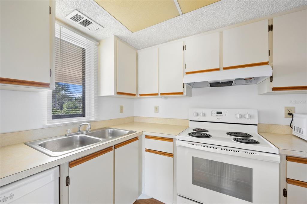 19505 Quesada Avenue, Unit EE204 Port Charlotte, FL 33948 - Photo 12 of 32