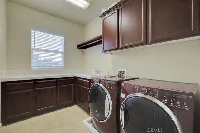 a view of an empty room with a ceiling fan