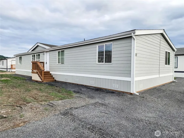 a view of a house with backyard