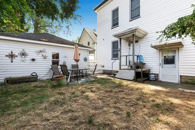 a view of a house with backyard