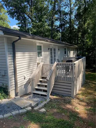 a view of back yard of the house