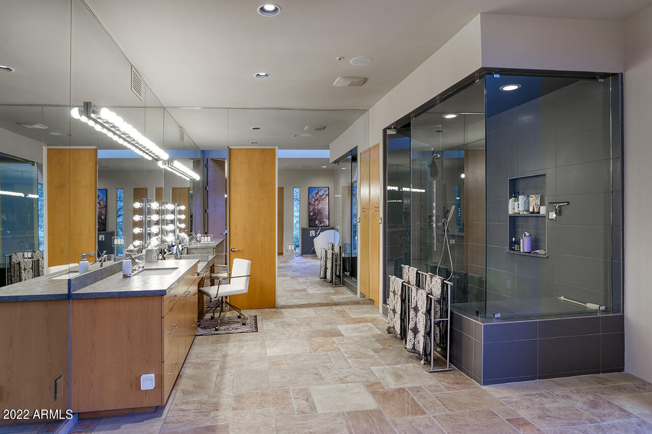 9216 East Jomax Road Scottsdale, AZ 85262 - Photo 27 of 41 Owner's Bath