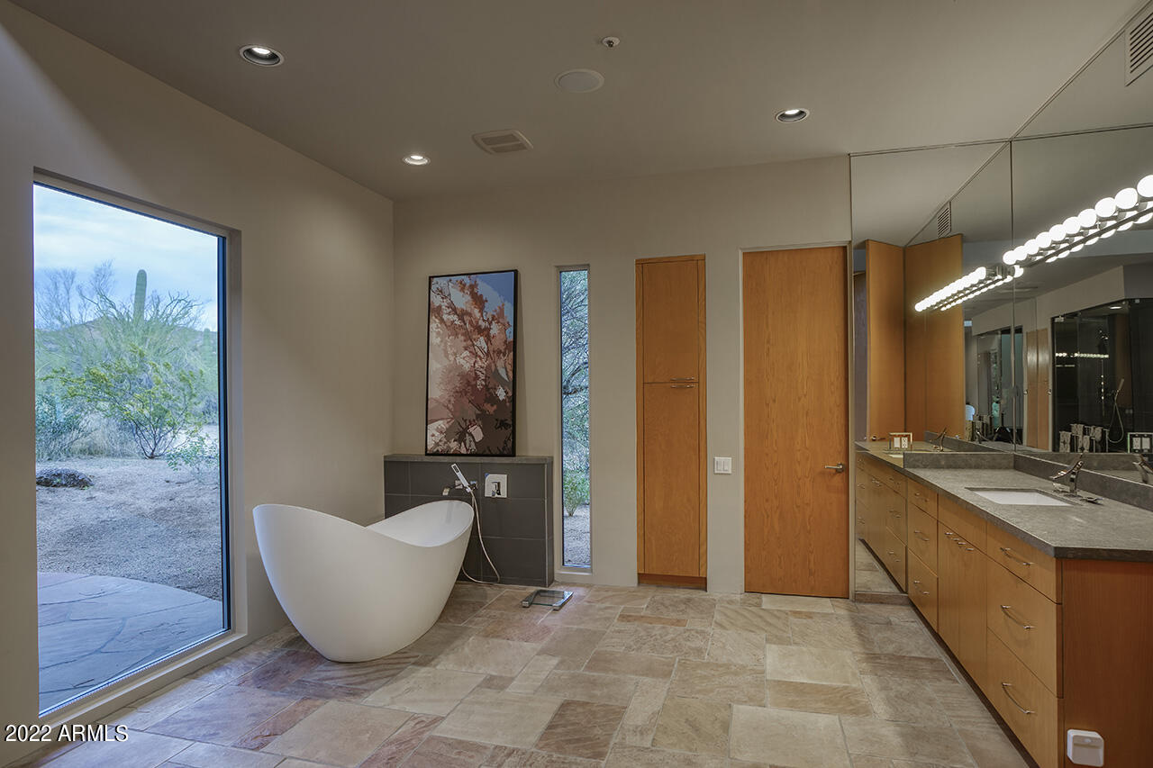 9216 East Jomax Road Scottsdale, AZ 85262 - Photo 28 of 41 Owner's Bath