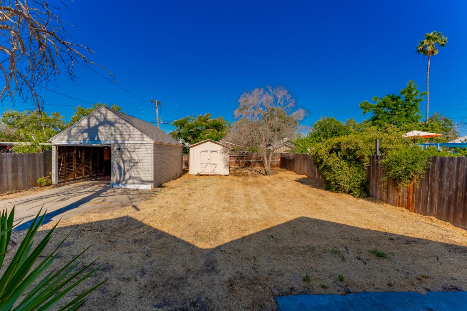 963 North Arthur Avenue Fresno, CA 93728 - Photo 22 of 26 a view of a backyard
