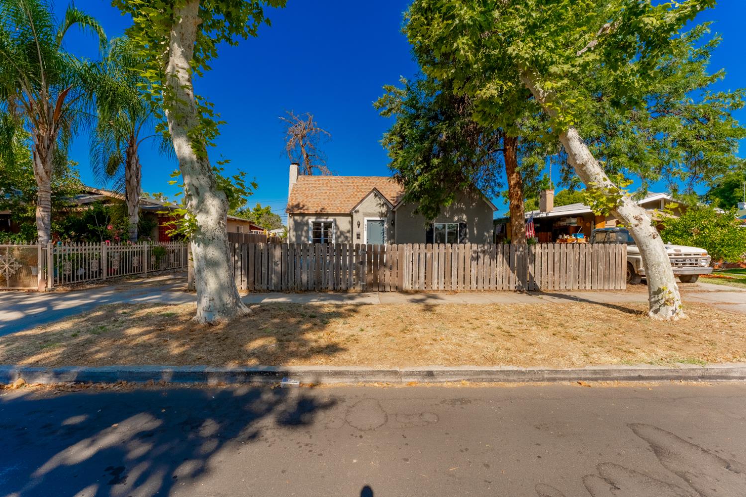 963 North Arthur Avenue Fresno, CA 93728 - Photo 5 of 26 a view of a yard with street