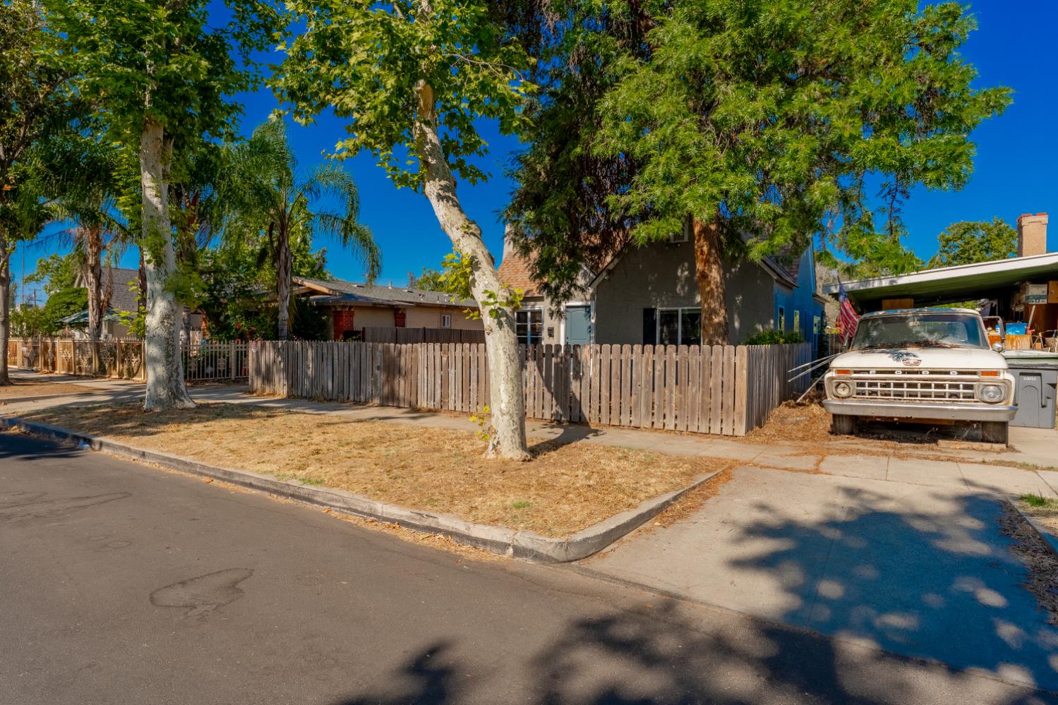 963 North Arthur Avenue Fresno, CA 93728 - Photo 6 of 26 a view of a house with a yard