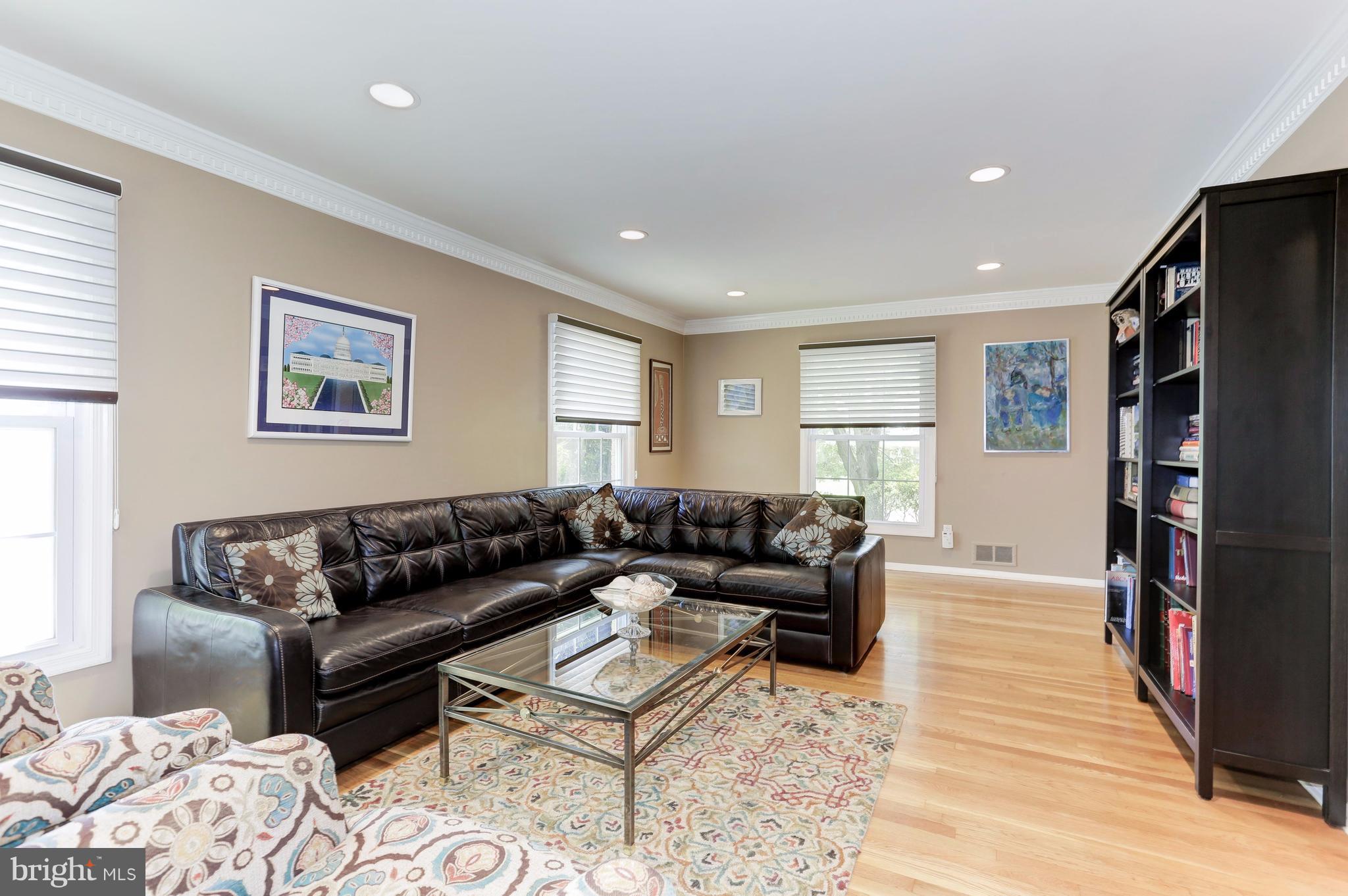 8811 Bells Mill Road Potomac, MD 20854 - Photo 4 of 24 Living Room