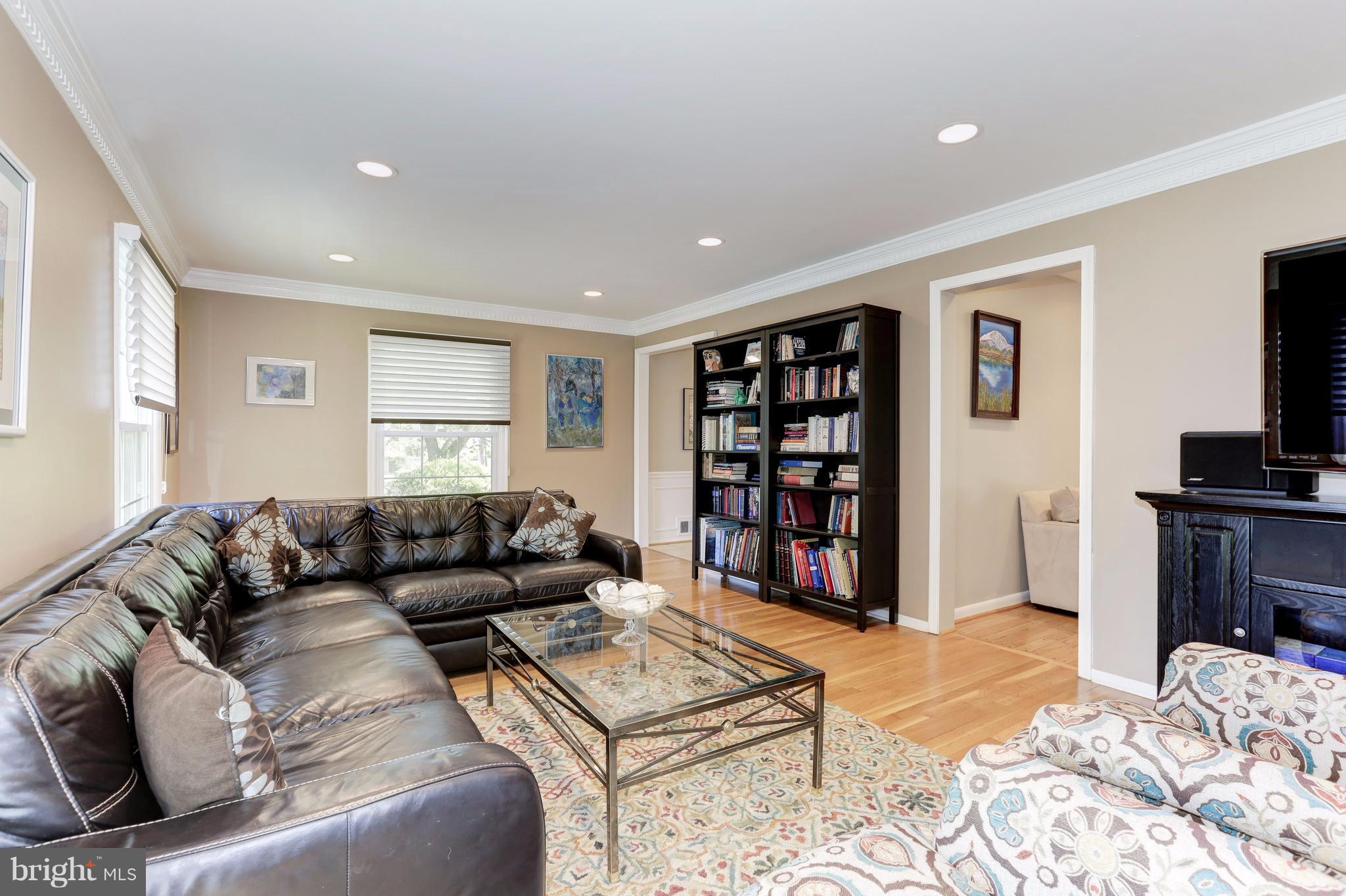 8811 Bells Mill Road Potomac, MD 20854 - Photo 5 of 24 Living Room