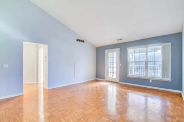 $199,500 | 712 West Barrington Circle, Jackson, MI 49203