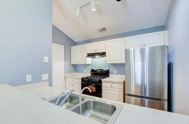 $199,500 | 712 West Barrington Circle, Jackson, MI 49203