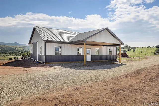 a view of a livingroom with furniture