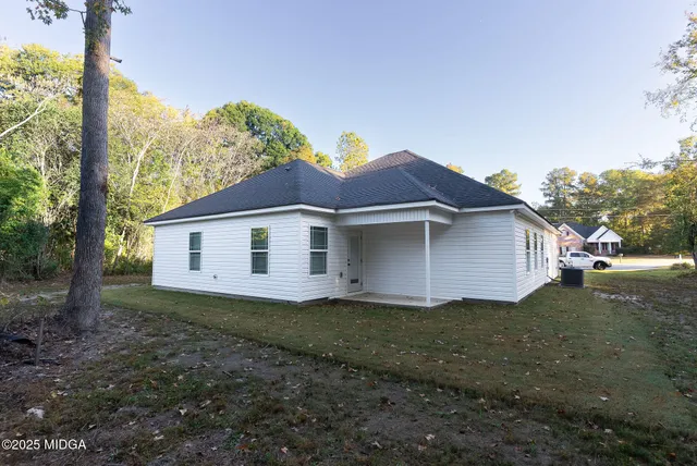 a view of a house with a yard