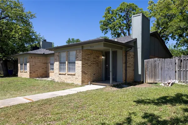 $1,650 | 741 Woodland Court, Kennedale, TX 76060