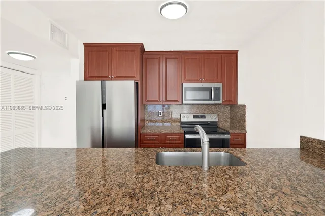 $1,900 | 7477 Southwest 82nd Street, Unit C215, Miami, FL 33143