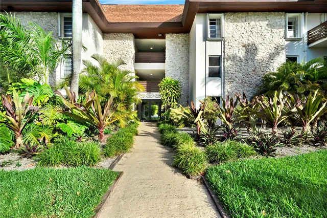 $1,900 | 7477 Southwest 82nd Street, Unit C215, Miami, FL 33143