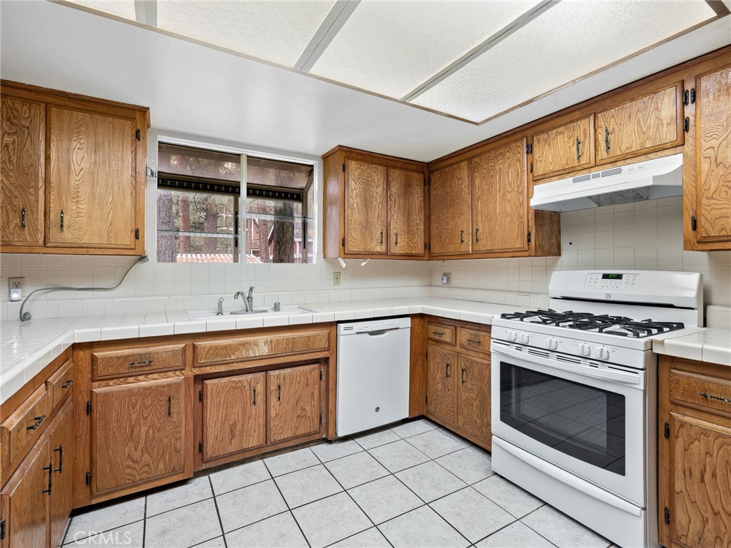 1725 Linnet Road Wrightwood, CA 92397 - Photo 12 of 43 a kitchen with cabinets appliances and a sink