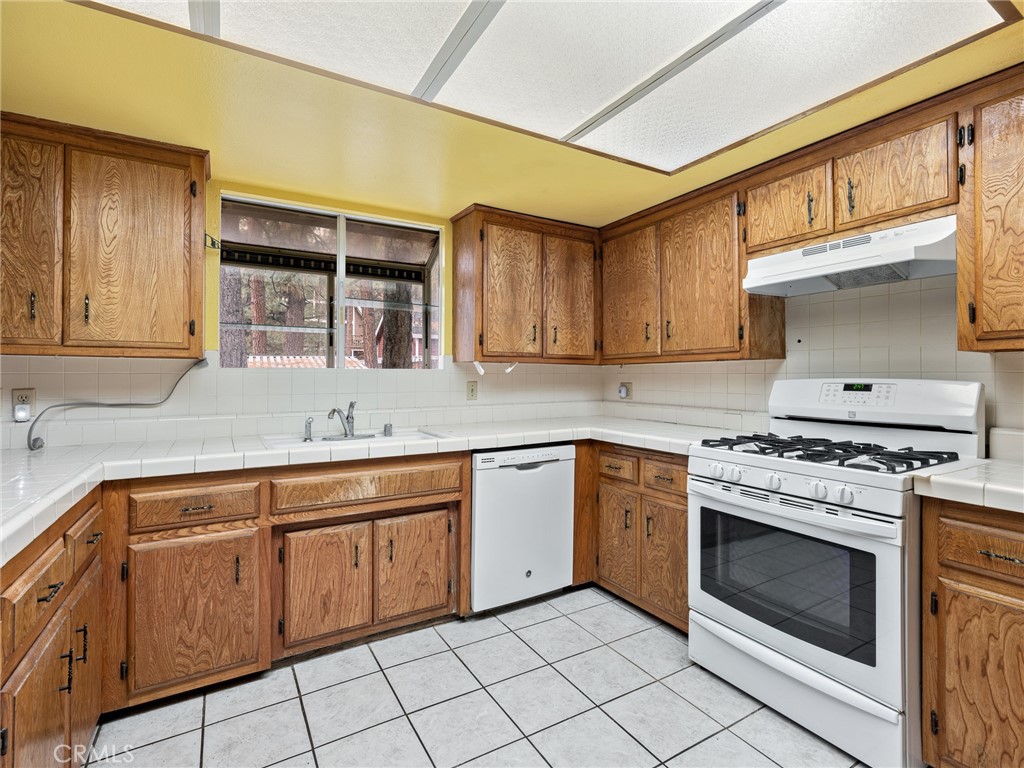 1725 Linnet Road Wrightwood, CA 92397 - Photo 8 of 35 a kitchen with cabinets appliances and a sink