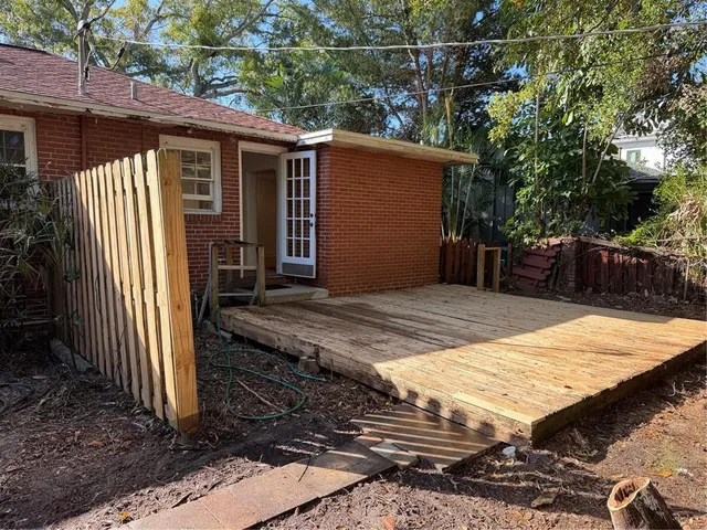 a view of a backyard