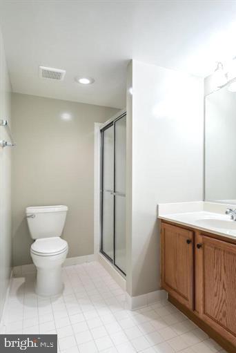 5638 Gresham Lane Centreville, VA 20120 - Photo 4 of 13 Main level with full bath