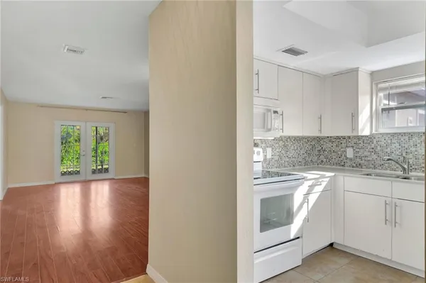 $1,900 | 706 111th Avenue North, Naples, FL 34108