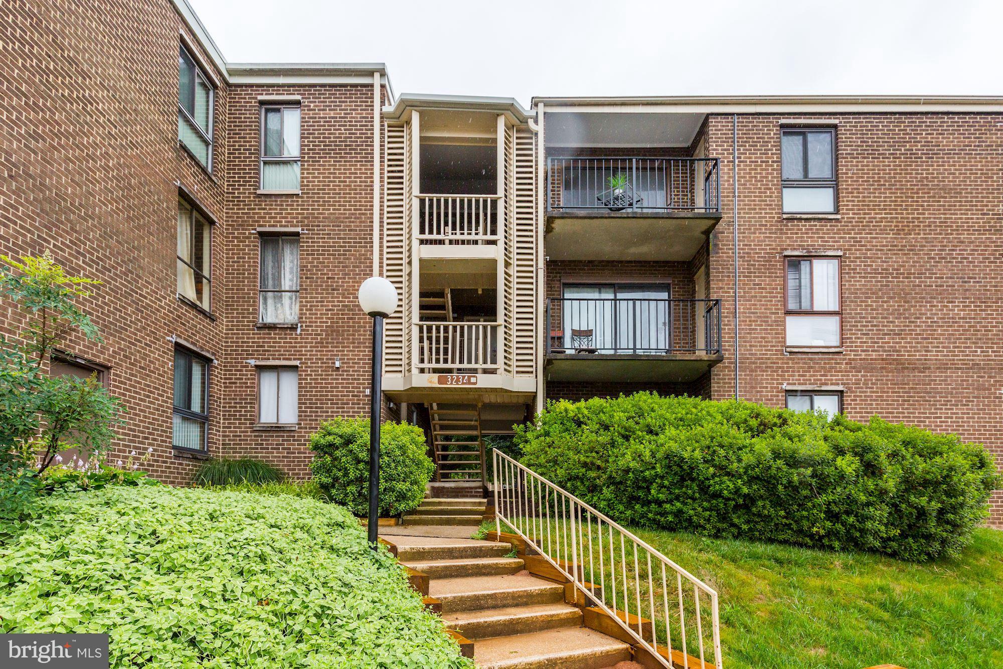 GORGEOUS TOP FLOOR CONDO!