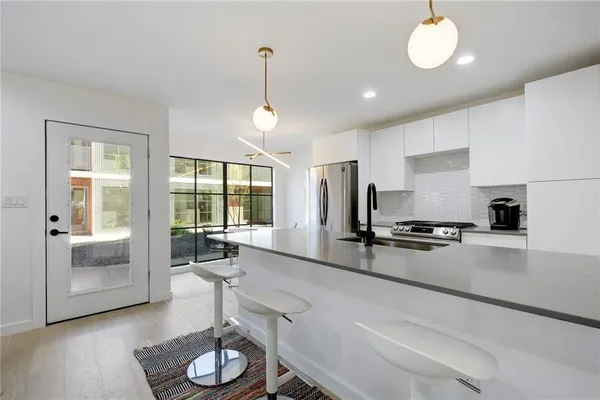 $2,500 | 400 East 30th Street, Unit 204, Austin, TX 78705
