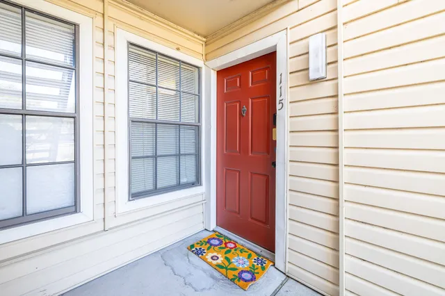 a view of front door with entryway