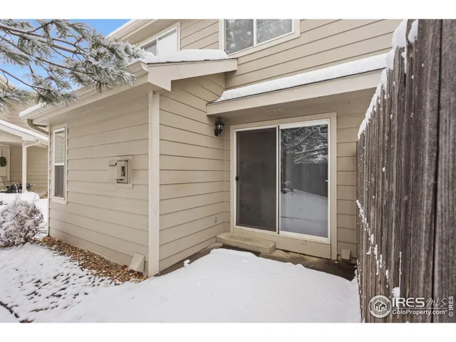 a black and white photo of a building