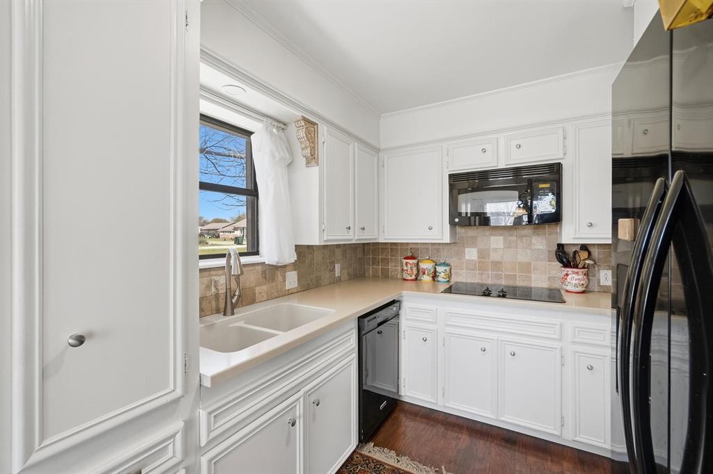 121 Sandy Lane Clyde, TX 79510 - Photo 11 of 30 a kitchen with stainless steel appliances a sink stove and cabinets