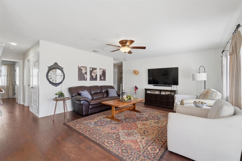 121 Sandy Lane Clyde, TX 79510 - Photo 6 of 30 a living room with furniture and a flat screen tv