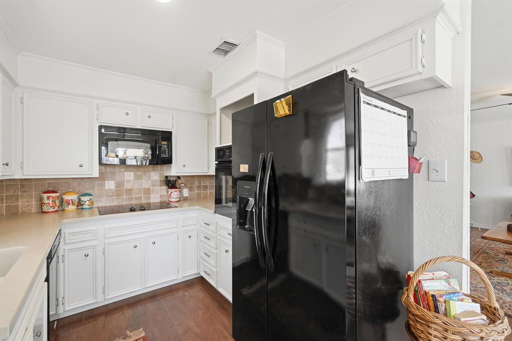 121 Sandy Lane Clyde, TX 79510 - Photo 10 of 30 a kitchen with stainless steel appliances a refrigerator sink and stove