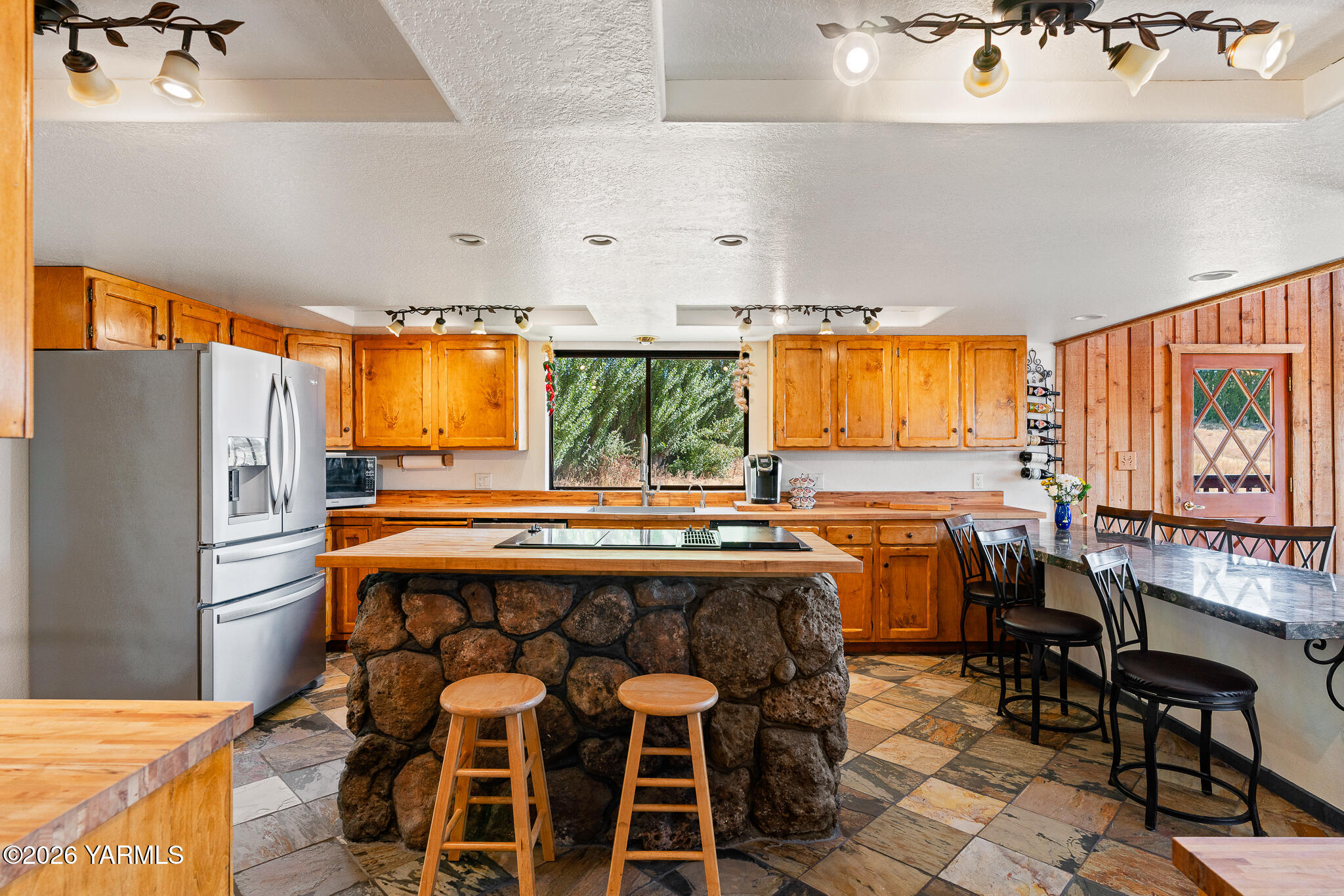 13619 Summitview Ext Road Yakima, WA 98908 - Photo 21 of 56 a kitchen with a stove a refrigerator and a dining table