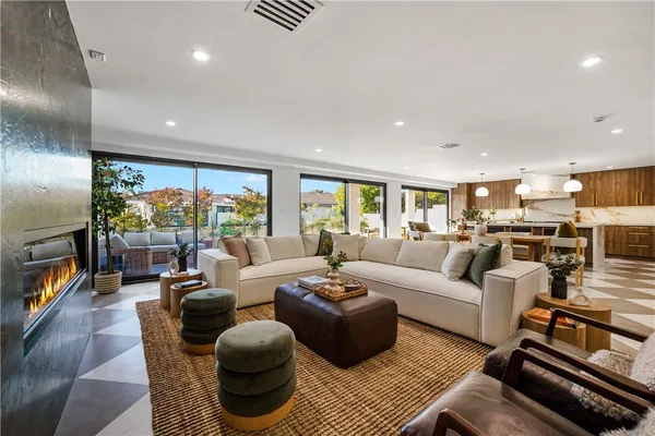 $3,848,000 | 5 Curl Drive, Corona del Mar, CA 92625