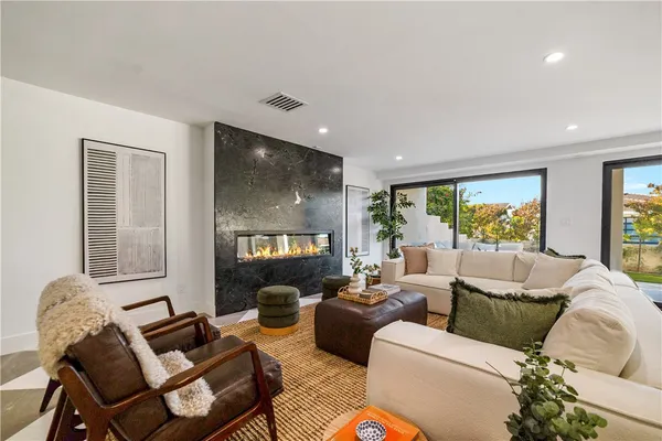 $3,848,000 | 5 Curl Drive, Corona del Mar, CA 92625