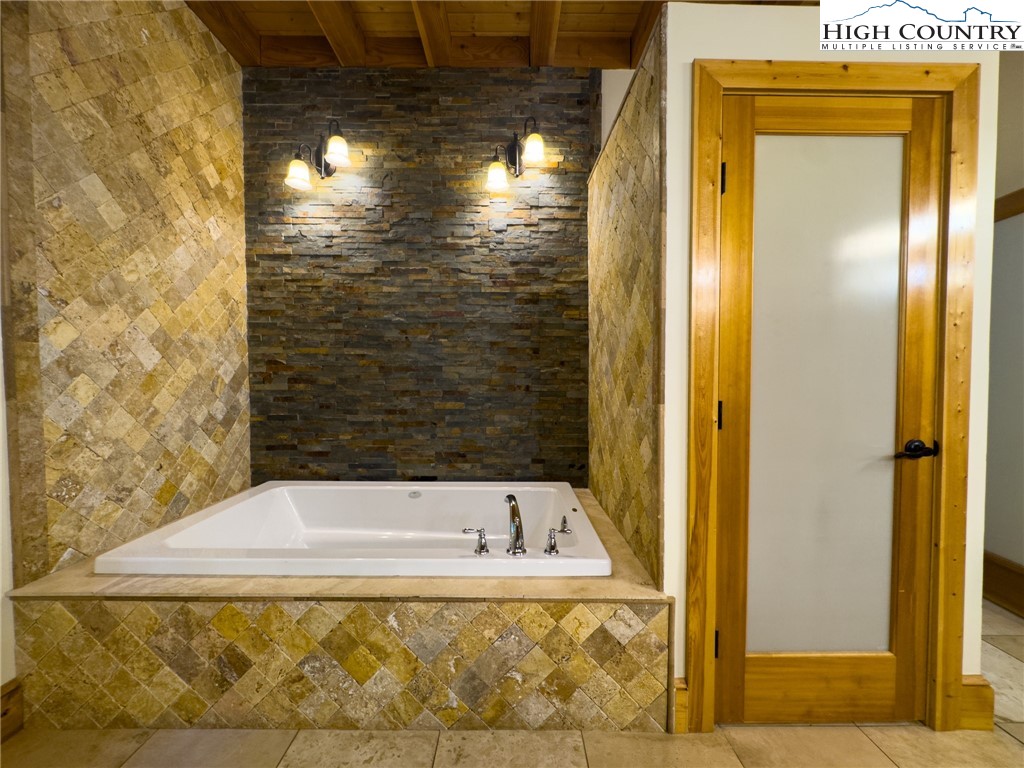 150 Tuscany Ridge Sugar Grove, NC 28679 - Photo 20 of 45 a bathroom with a bathtub