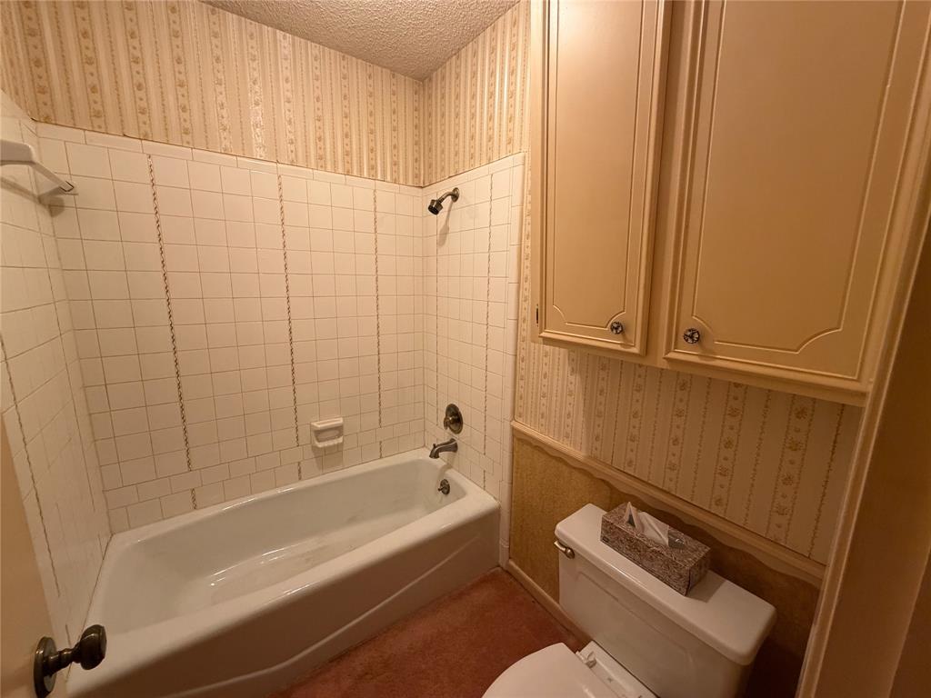 1218 Nottingham Road Abilene, TX 79602 - Photo 13 of 22 a bathroom with a bathtub