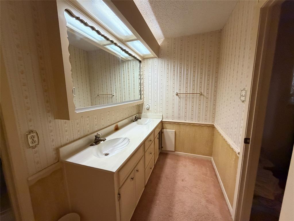 1218 Nottingham Road Abilene, TX 79602 - Photo 14 of 22 a bathroom with a sink and a bathtub