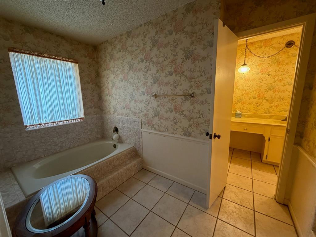 1218 Nottingham Road Abilene, TX 79602 - Photo 19 of 22 a bathroom with a tub a sink and a toilet