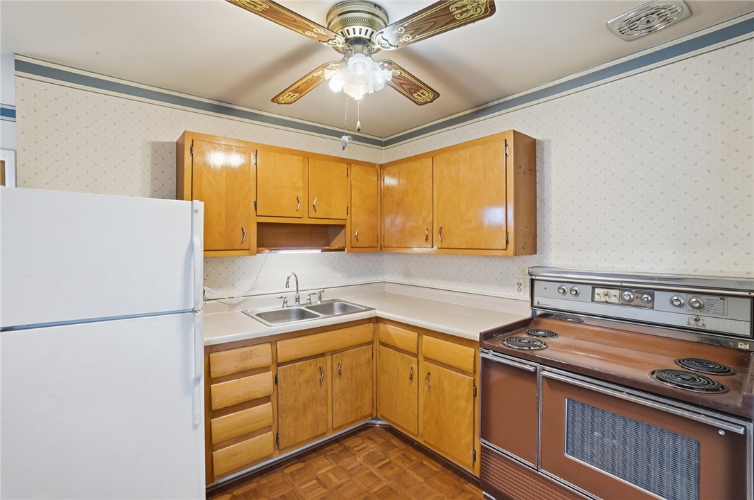 1087 Fairfield Road Troy, OH 45373 - Photo 11 of 39 Functional kitchen featuring ample cabinetry and a classic appliance suite.