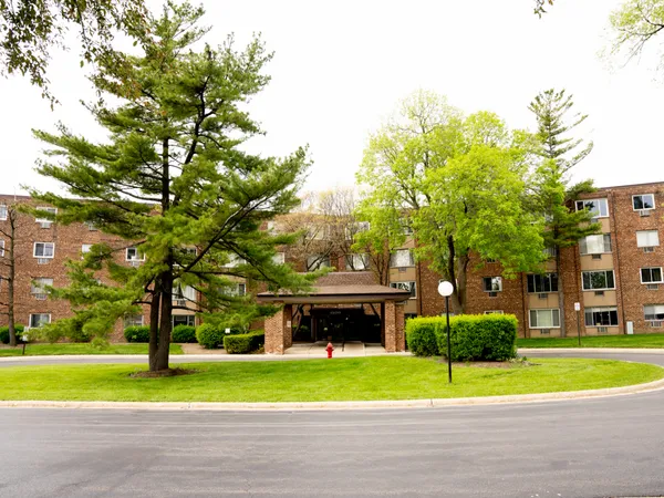 $180,000 | 1500 Robin Circle, Unit 420, Hoffman Estates, IL 60169
