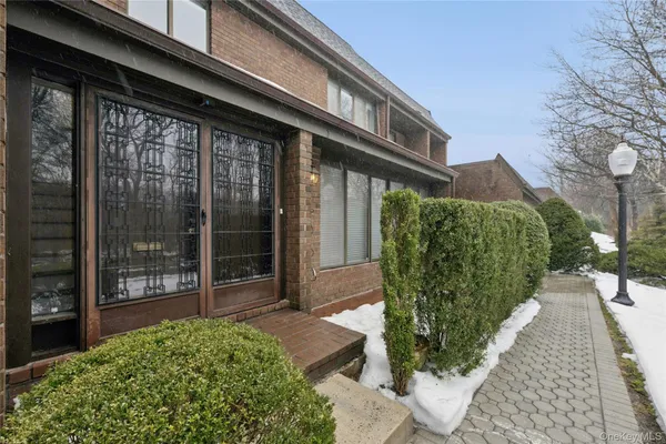 $1,200,000 | 70 Pheasant Run, Roslyn, NY 11576