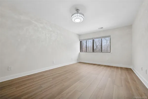 $1,200,000 | 70 Pheasant Run, Roslyn, NY 11576