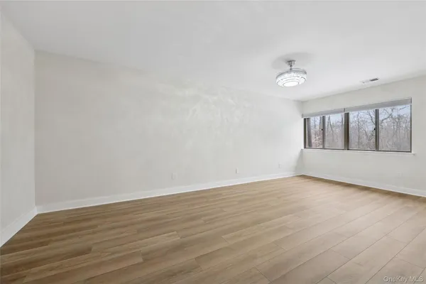 $1,200,000 | 70 Pheasant Run, Roslyn, NY 11576