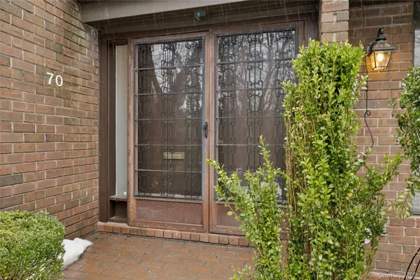 $1,200,000 | 70 Pheasant Run, Roslyn, NY 11576