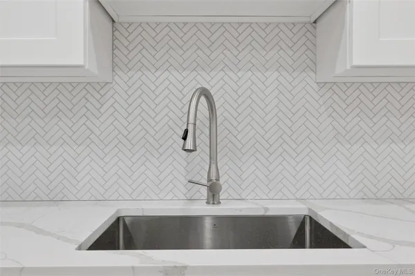 $1,200,000 | 70 Pheasant Run, Roslyn, NY 11576