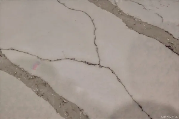 $1,200,000 | 70 Pheasant Run, Roslyn, NY 11576